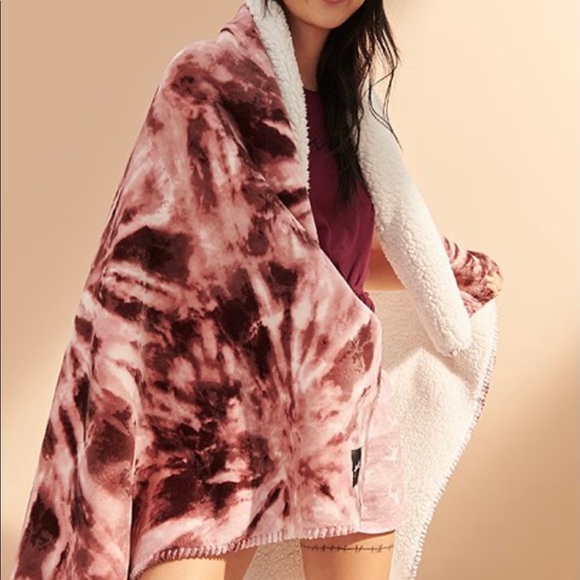 VS PINK Sherpa Blanket Tie Dye - Picture 3 of 7